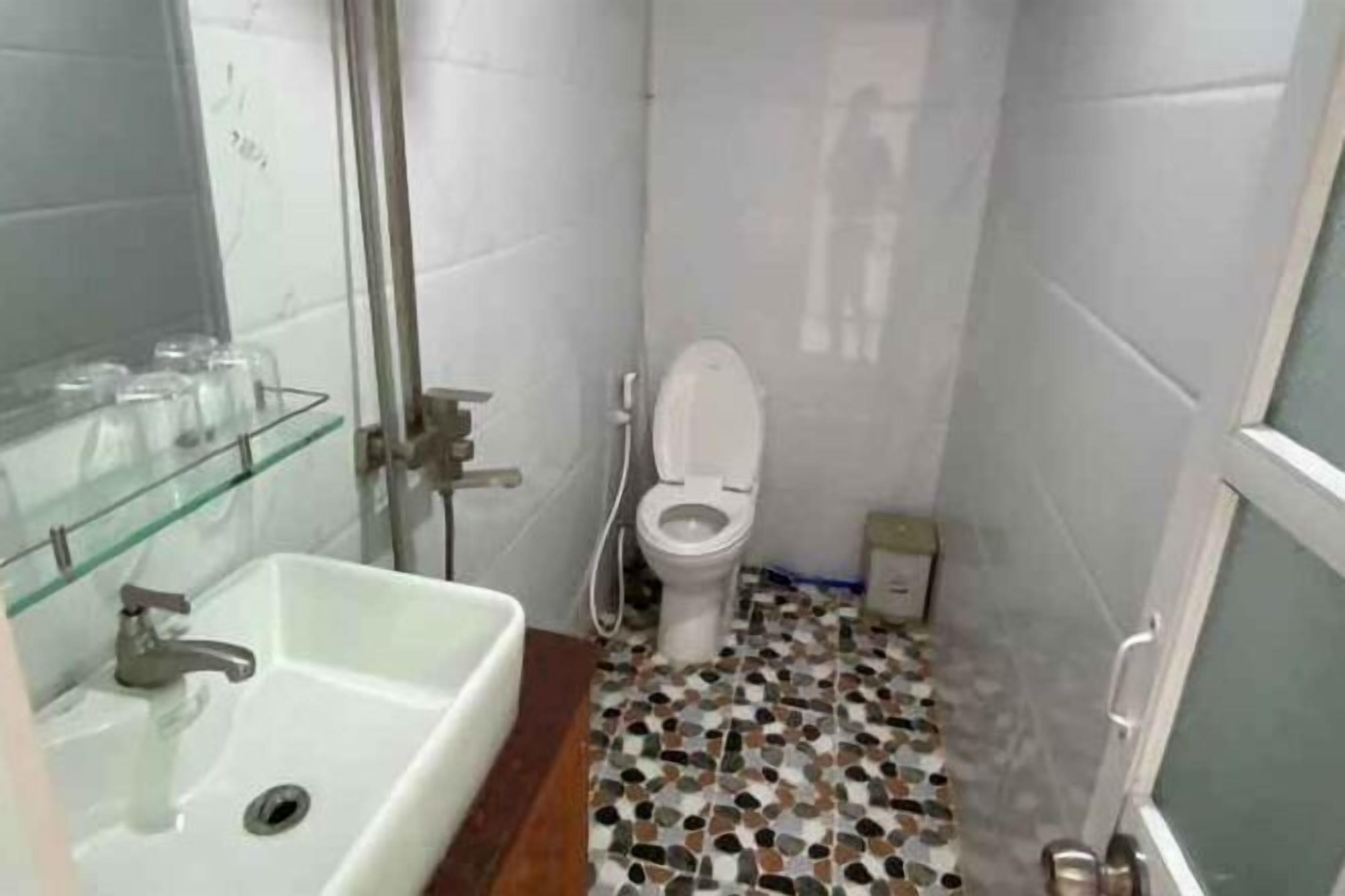 Bathroom | Shower, bidet, towels