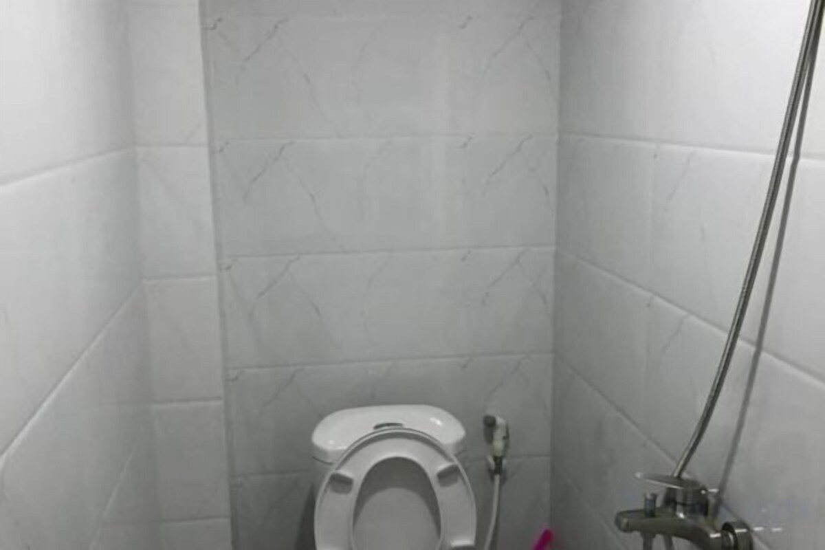 Shower, bidet, towels