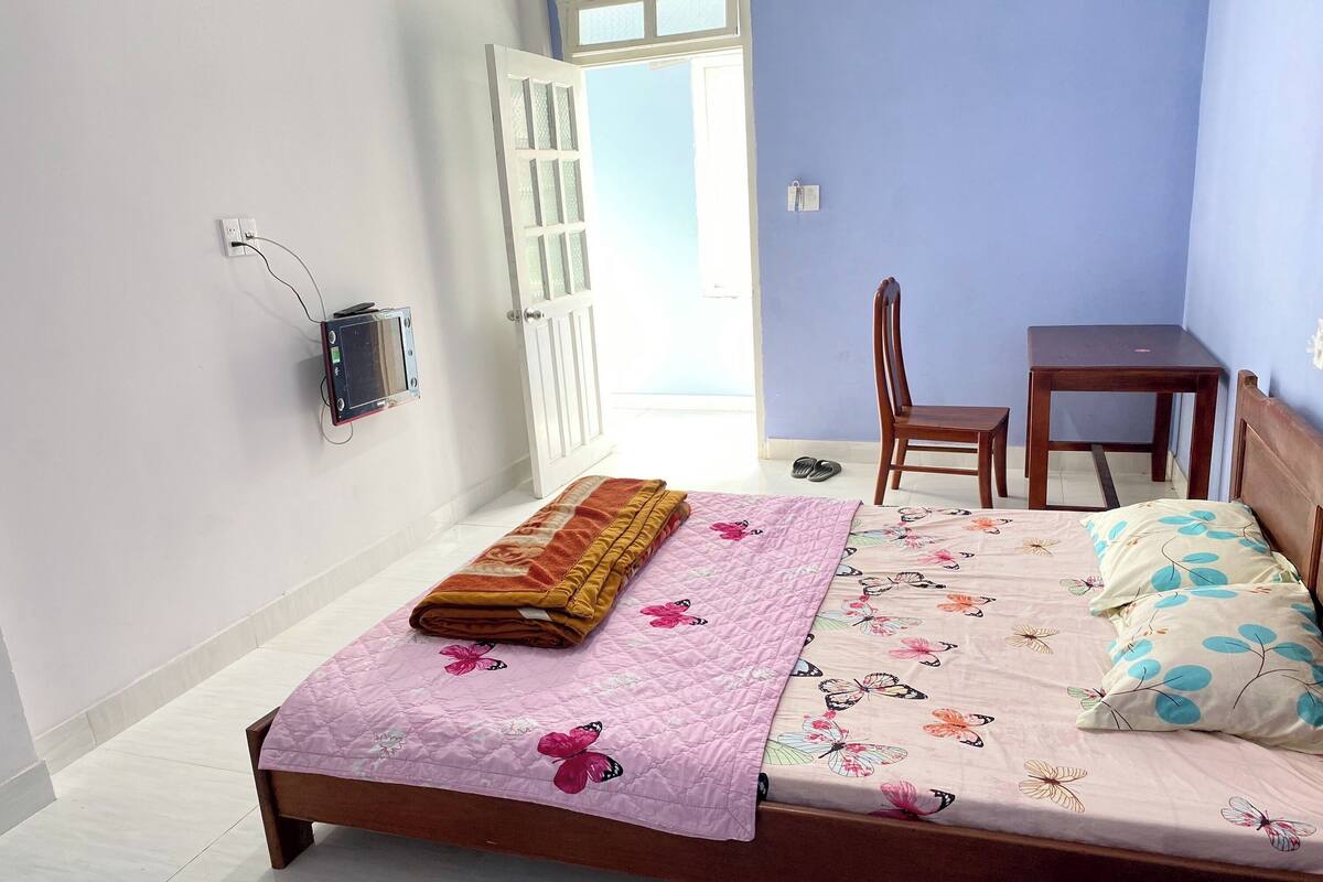 Meja, Wi-fi percuma, cadar katil 