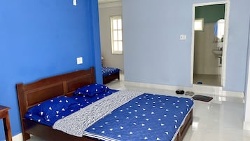 Escritorio, wifi gratis y ropa de cama