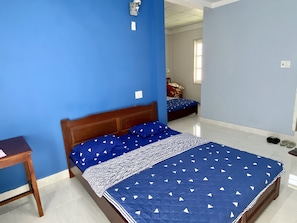 Escritorio, wifi gratis y ropa de cama