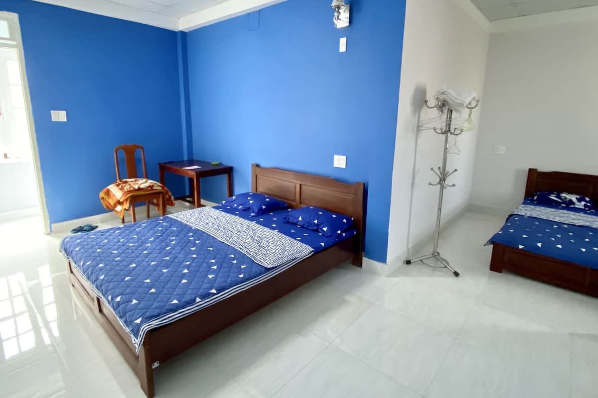 Habitación familiar | Escritorio, wifi gratis y ropa de cama