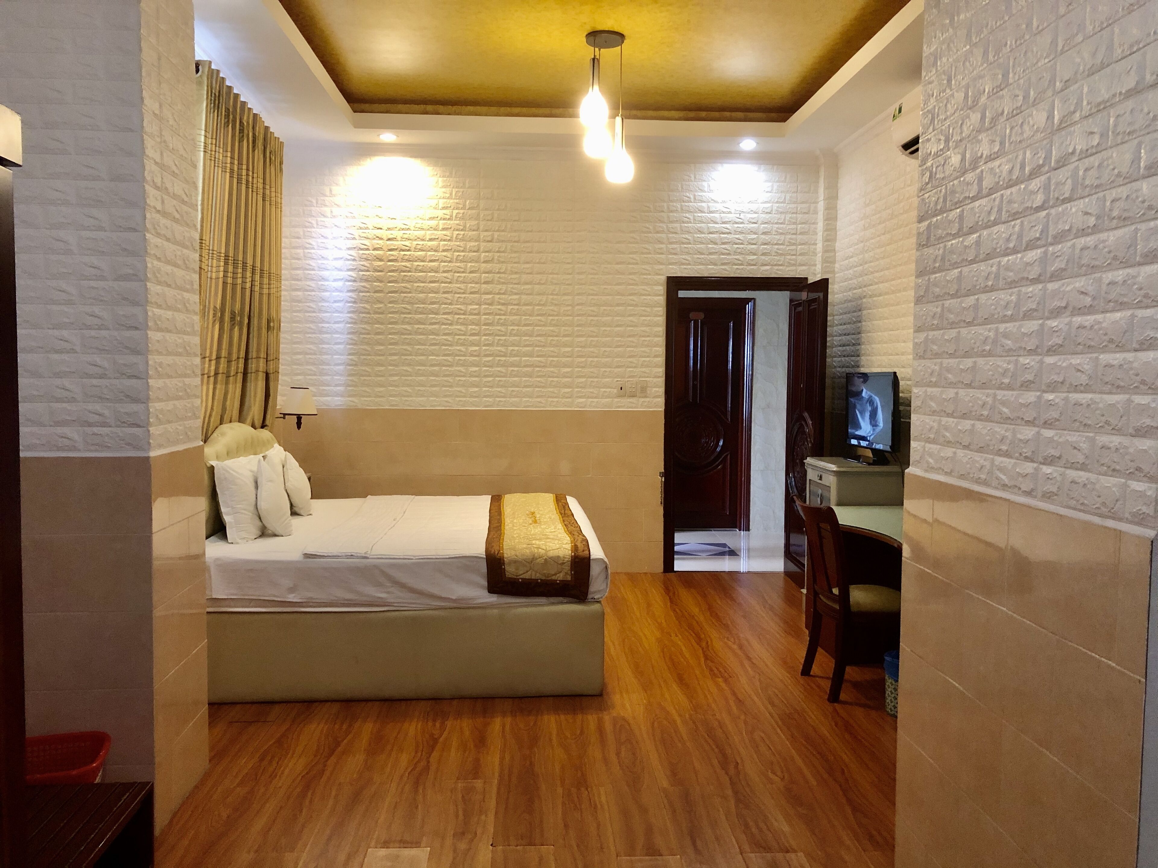 Minibar, in-room safe, desk, iron/ironing board
