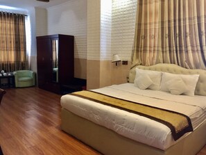 Kahden hengen superior-huone | Minibaari, tallelokero huoneessa, työpöytä, silitysrauta/-lauta