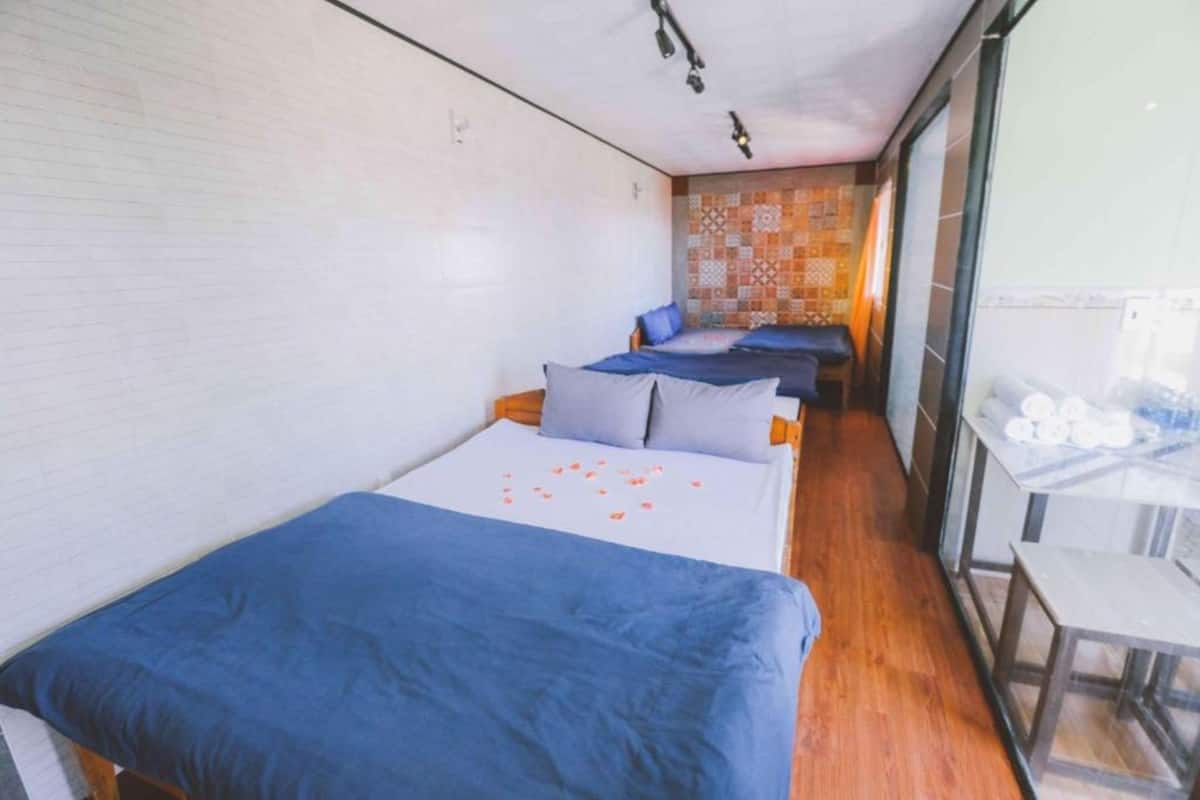 Container 3 Beds | Desk, free WiFi, bed sheets