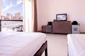 Family Room | Minibar, desk, soundproofing, free WiFi - Nguyen Hotel and Homestay (Da Nang)