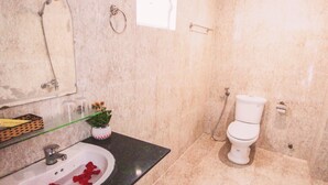 A bathroom with a sink, toilet, and shower. - Nguyen Hotel and Homestay (Da Nang)