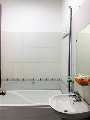 VIP Room | Bathroom | Shower, free toiletries, hair dryer, slippers - Gia Bao Hotel (Ho Chi Minh City)