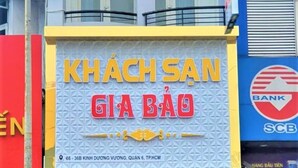 Ein Gebäude mit einem Schild für 'KHÁCH SÁN GIÁ BẢO', das eine Immobilienagentur kennzeichnet.