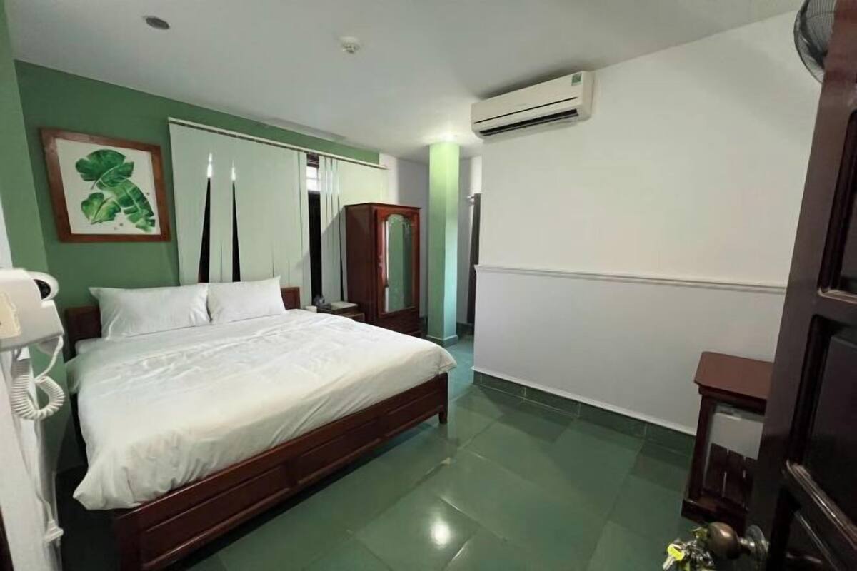 Minibar, desk, soundproofing, iron/ironing board