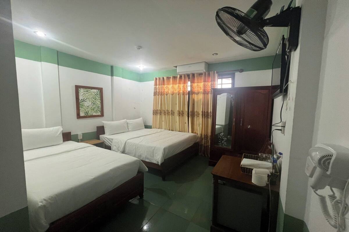 Standard Triple Room | Minibar, desk, soundproofing, iron/ironing board