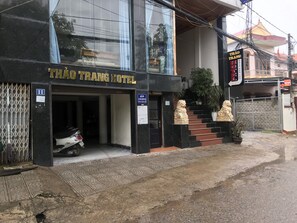 A building with a sign reading "THAO TRANG HOTEL". - Thao Trang Hotel Dong Hoi (Dong Hoi)