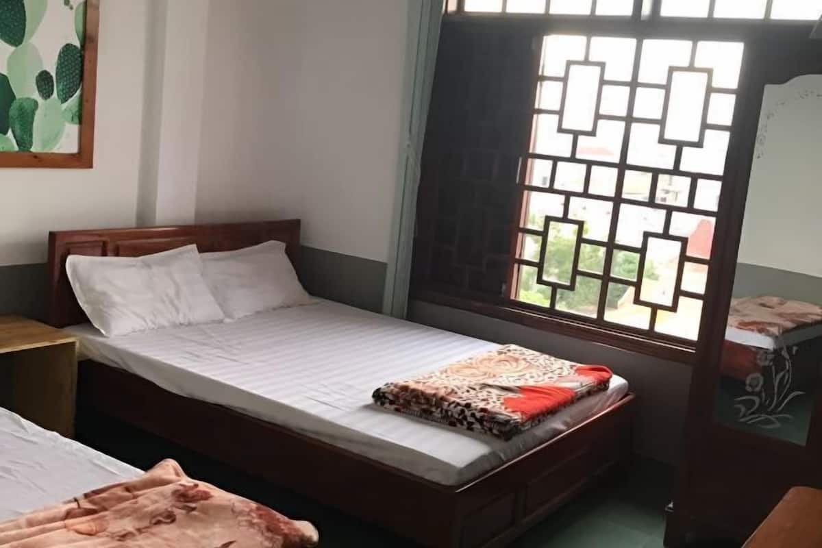 Minibar, desk, soundproofing, iron/ironing board