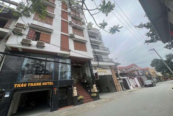A hotel with a sign reading "THAO TRANG HOTEL". - Thao Trang Hotel Dong Hoi (Dong Hoi)