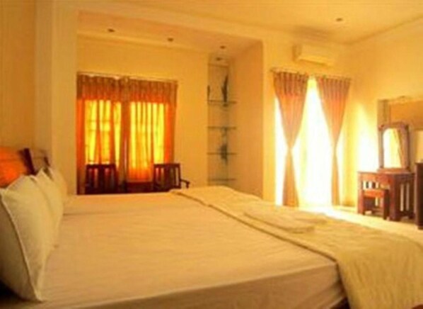 Family Room | Desk, free WiFi, bed sheets - Song Hoa Hotel (Ho Chi Minh City)