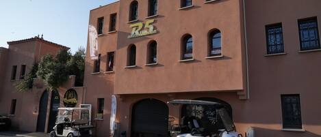 Vista frontal de la propiedad