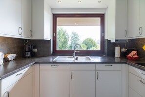 Réfrigérateur, four à micro-ondes, un four, surface de cuisson