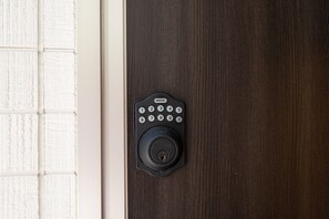 A door with a keypad lock. - Petanigeimasato (Osaka)