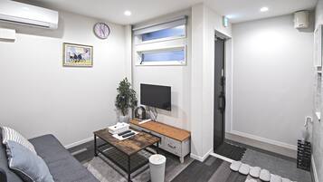 家庭小屋, 多張床, 非吸煙房 | 客廳 | 32 吋平面電視連數碼電視頻道、電視