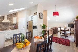 Apartment (Three Bedroom Apartment with Terrace) | In-room dining