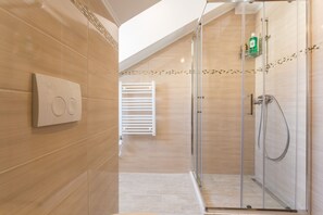 Appartement (Three Bedroom Apartment with Terrace) | Badkamer | Een douche, handdoeken
