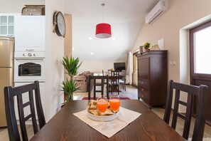 Apartment (Three Bedroom Apartment with Terrace) | In-room dining - Apartment Ivana (Dubrovnik)