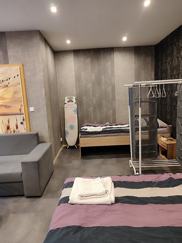 1 غرفة نوم ومكواة/لوح كي وواي فاي وملاءات أسرّة