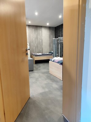 1 habitación, tabla de planchar con plancha, wifi y ropa de cama 