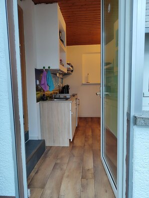 ثلاجة، موقد طهي مسطح، ماكينة لصنع القهوة/الشاي، غلّاية كهربائية