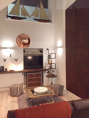 Apartemen (1 Bedroom) | Ruang keluarga | Televisi 20-inci dengan saluran TV digital