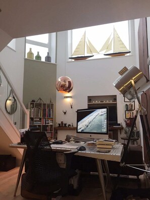 Living room - Spacious 1 Bedroom Split Level Old Pub Conversion Tower Bridge (London)