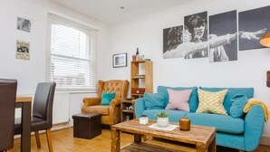 20-inch TV with digital channels - Light and Airy 1 Bedroom Flat in Stoke Newington (London)