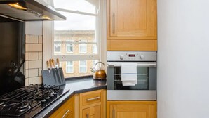 Full-sized fridge, microwave, oven, stovetop - Light and Airy 1 Bedroom Flat in Stoke Newington (London)