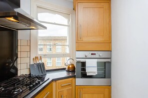 Full-sized fridge, microwave, oven, stovetop - Light and Airy 1 Bedroom Flat in Stoke Newington (London)
