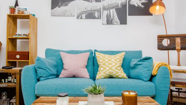 20-inch TV with digital channels - Light and Airy 1 Bedroom Flat in Stoke Newington (London)