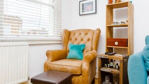 20-inch TV with digital channels - Light and Airy 1 Bedroom Flat in Stoke Newington (London)