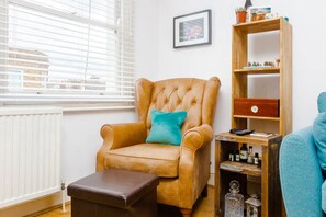 20-inch TV with digital channels - Light and Airy 1 Bedroom Flat in Stoke Newington (London)