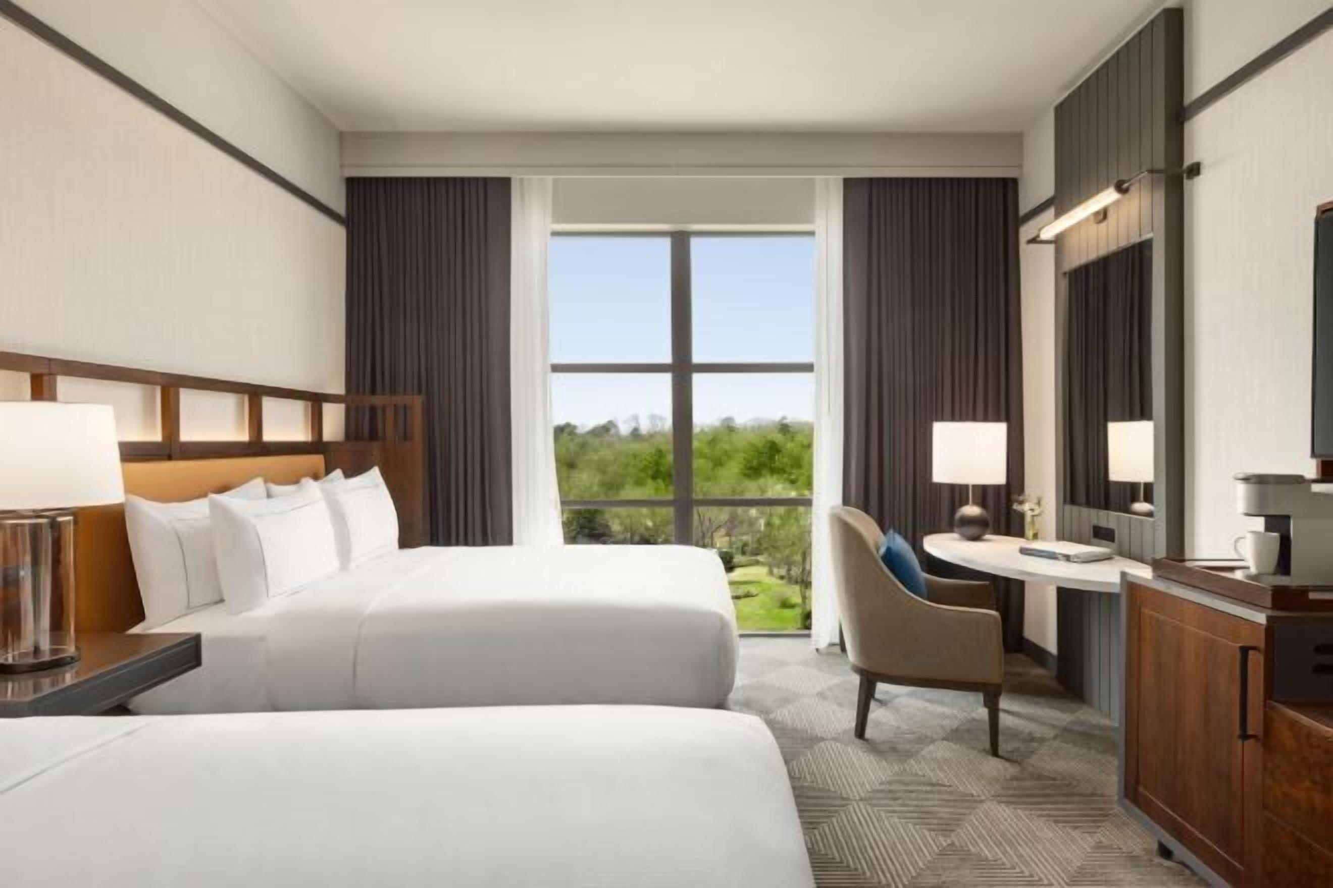 Zimmersafe, individuell eingerichtet, Schreibtisch