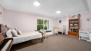 4 bedrooms, iron/ironing board, free WiFi, bed sheets