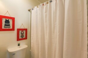 Dusche, Haartrockner, Seife, Shampoo