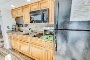 Fridge, microwave, coffee/tea maker, toaster - Ocean-view condo with pool & beach access (North Myrtle Beach)