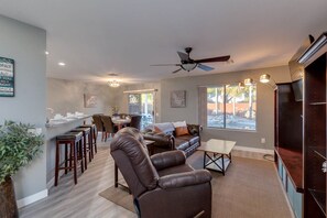 TV, biblioteca musical, aparelho de som