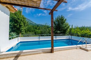 Villa (TwoBedroom Villa with Terrace and Swi) | Piscina | Una piscina al aire libre de temporada, tumbonas