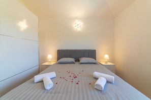 5 bedrooms, WiFi, bed sheets