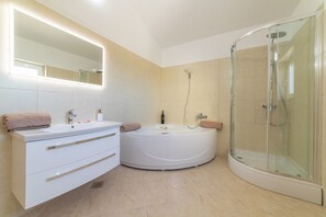 Baignoire, séchoir à cheveux