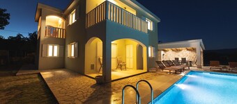 Five Bedroom Villa with Pool