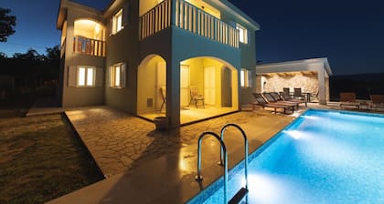 Five Bedroom Villa with Pool