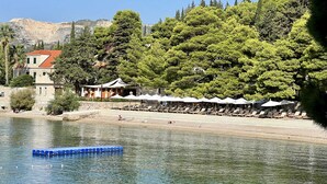 Un hotel frente al lago con terraza y vistas al lago.