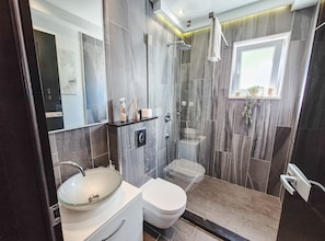 Apartment (Two Bedroom Apartment with Balcony an) | Bathroom | Shower, towels
