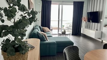 Leilighet (Two Bedroom Apartment with Balcony an) | Oppholdsrom | TV